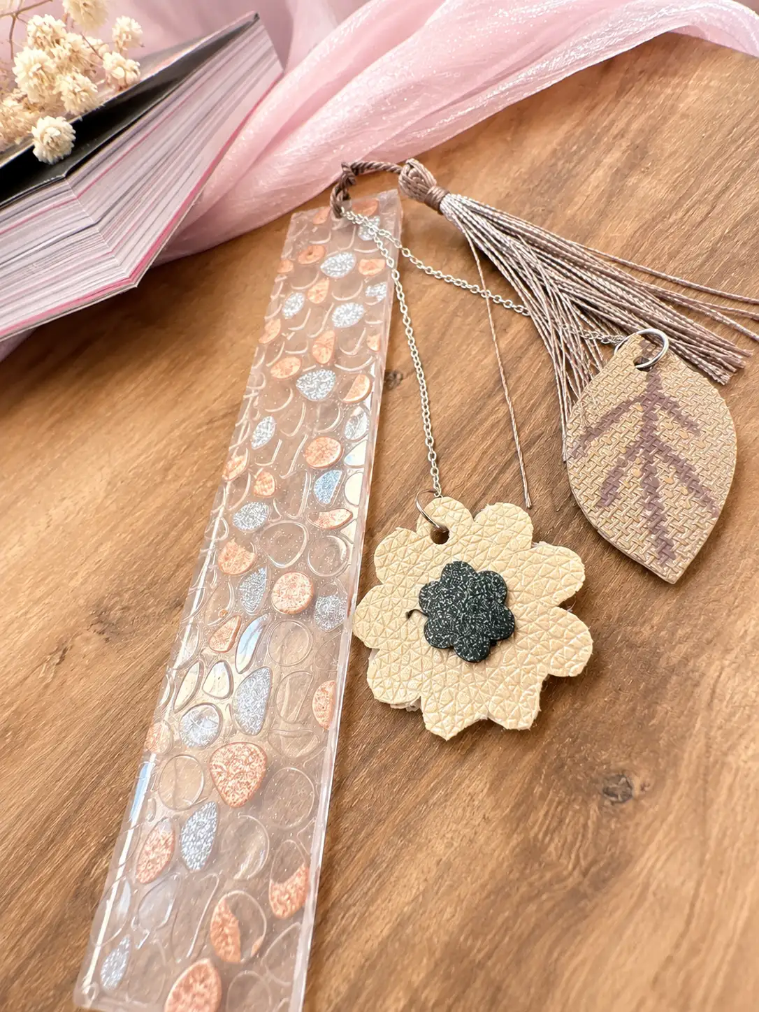Marque-page artisanal en résine – Fleur & feuille en simili cuir -Élégance florale