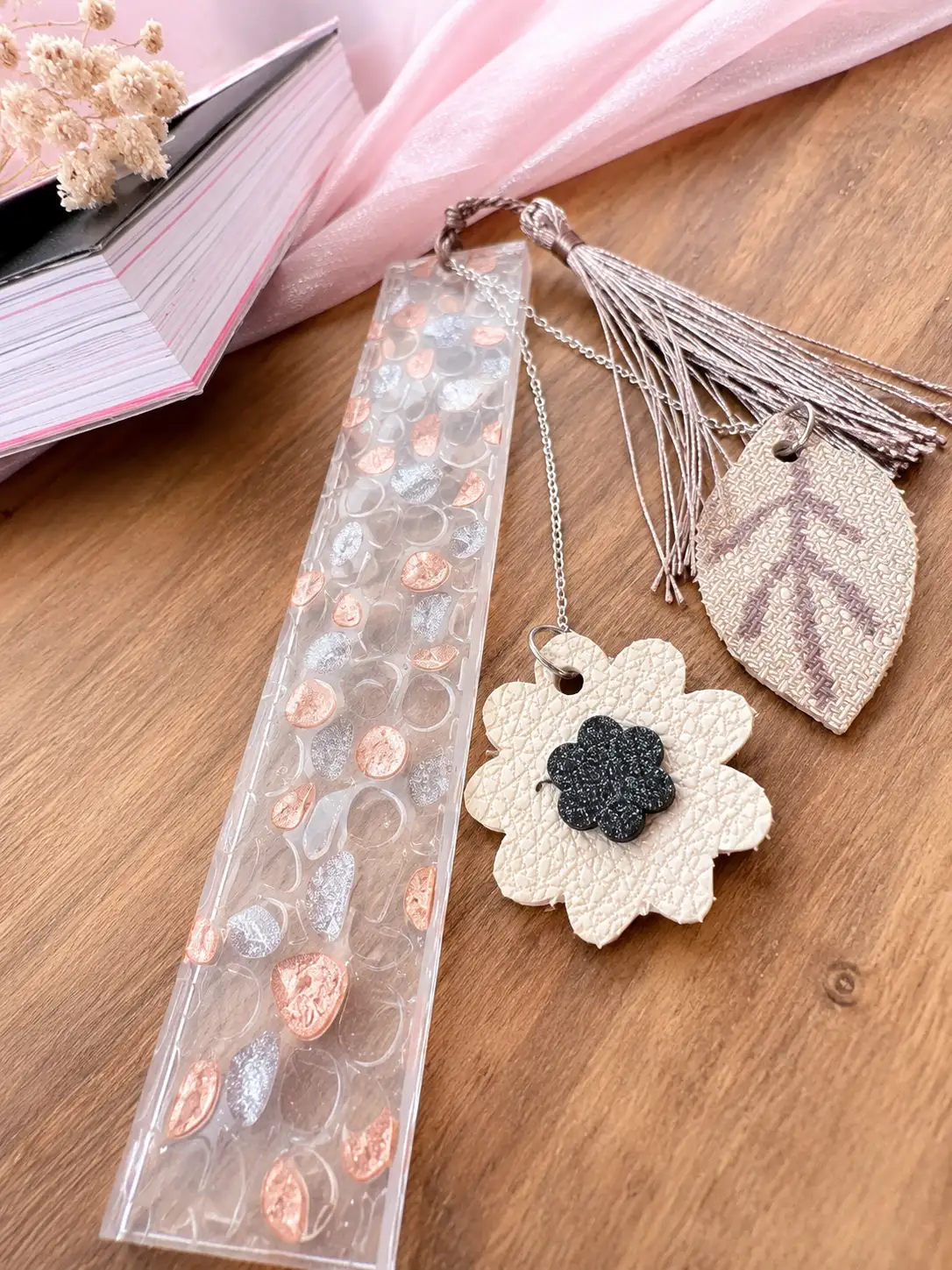 Marque-page artisanal en résine – Fleur & feuille en simili cuir -Élégance florale