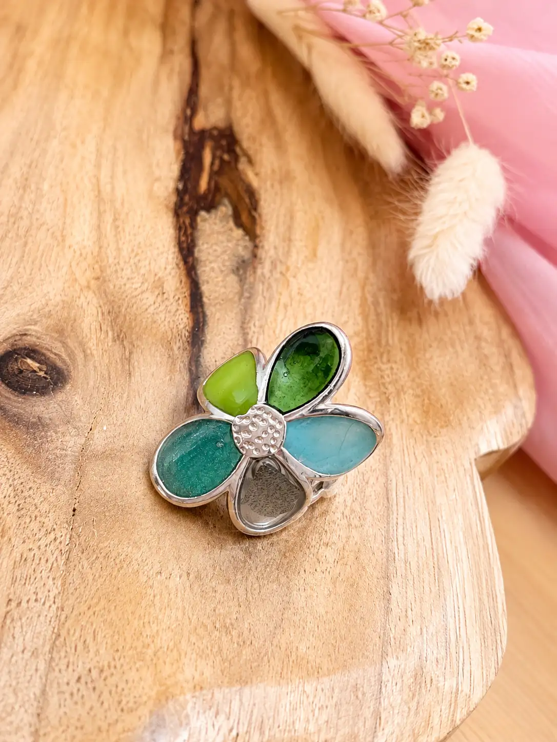 Bague artisanale ajustable "fleur emeraude" en résine et simili cuir