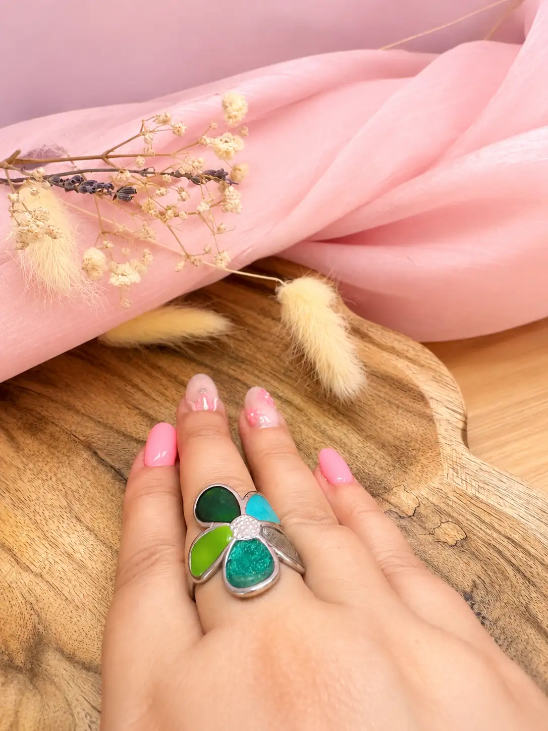 Bague artisanale ajustable "fleur emeraude" en résine et simili cuir