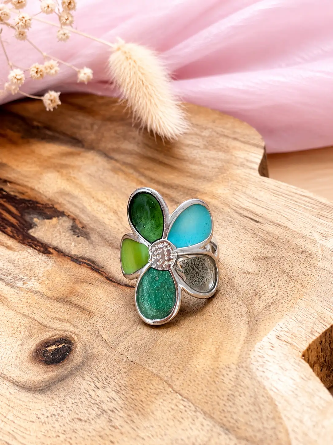 Bague artisanale ajustable "fleur emeraude" en résine et simili cuir