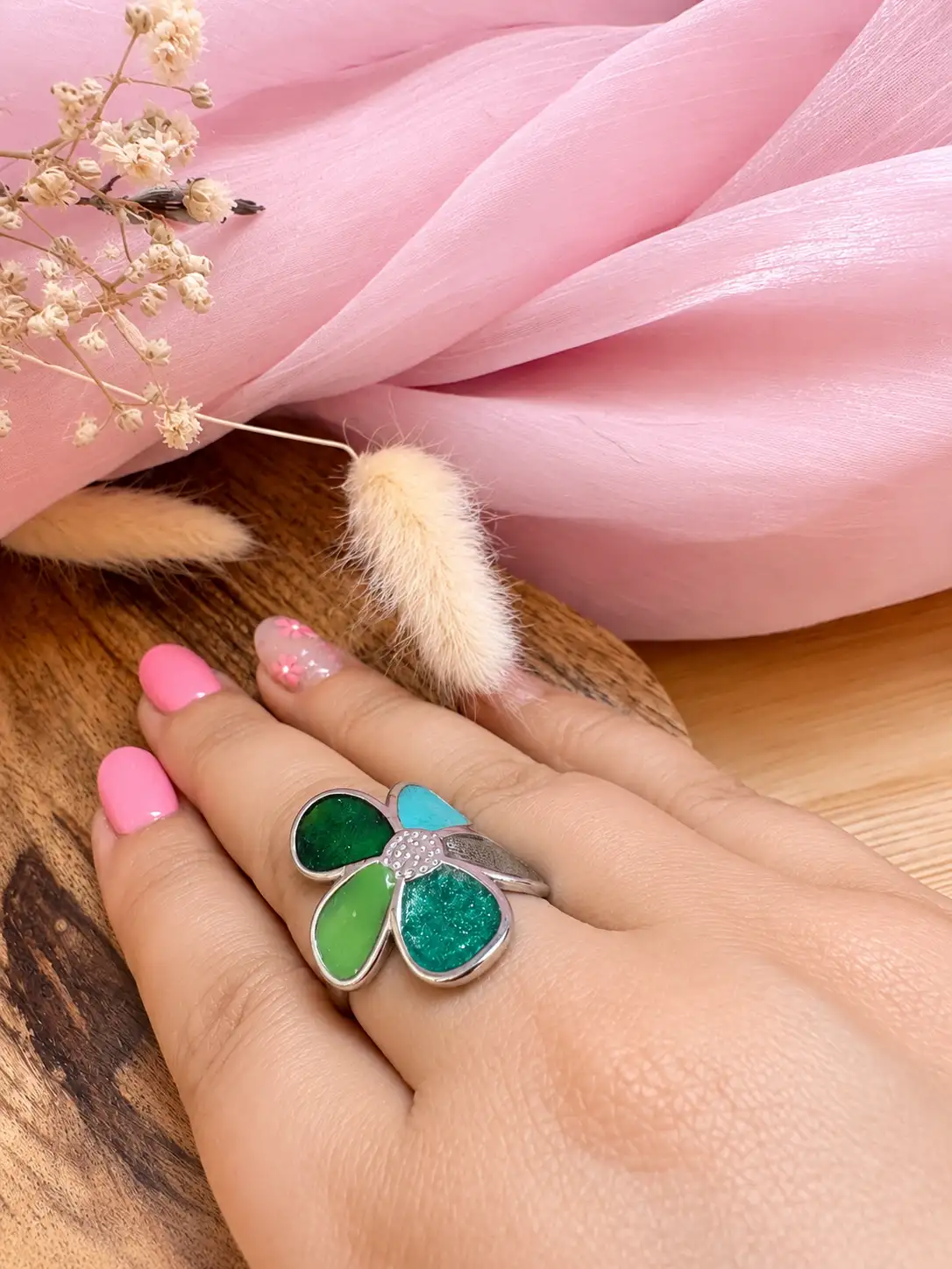 Bague artisanale ajustable "fleur emeraude" en résine et simili cuir