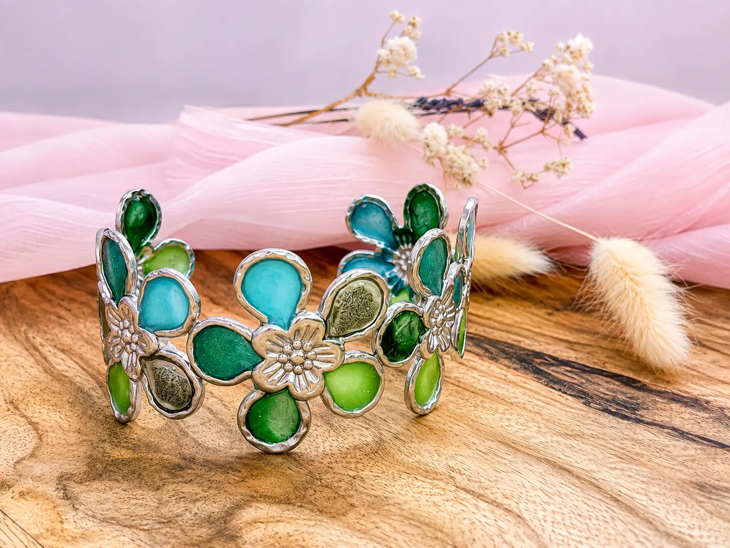 Bracelet manchette artisanal " fleur emeraude" en résine et simili cuir