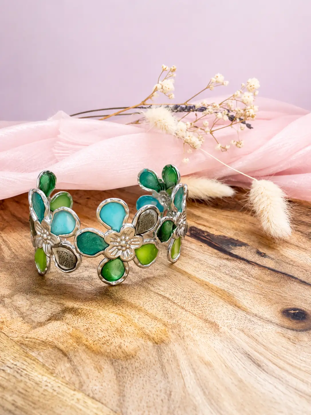 Bracelet manchette artisanal " fleur emeraude" en résine et simili cuir