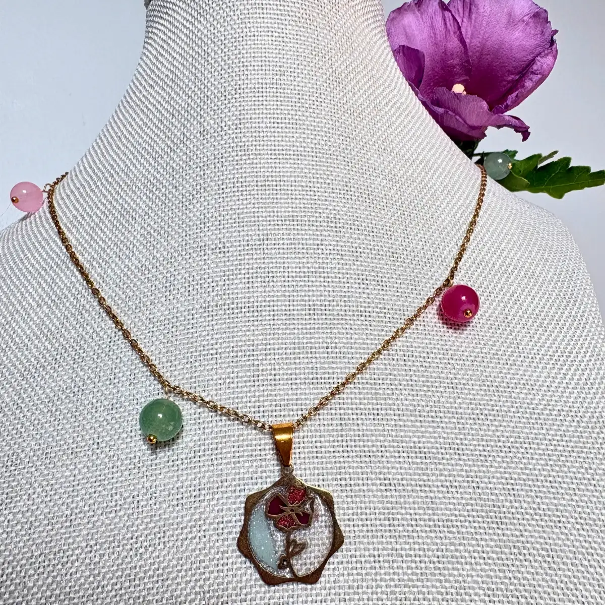 Collier artisanal "Fleur éclat de printemps" en résine, simili cuir et perles