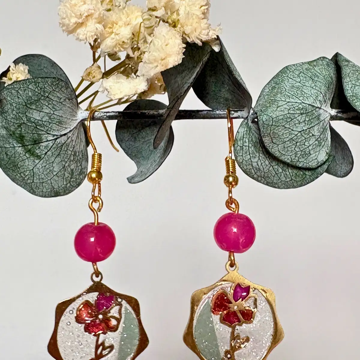 Boucles d'oreilles artisanales "eclat de printemps" en résine, similicuir et perles