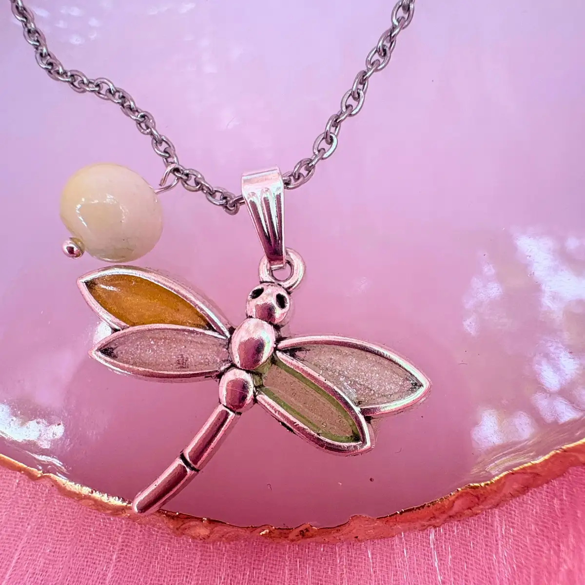 Collier artisanale "libellules des jardins" en résine simili cuir et perles
