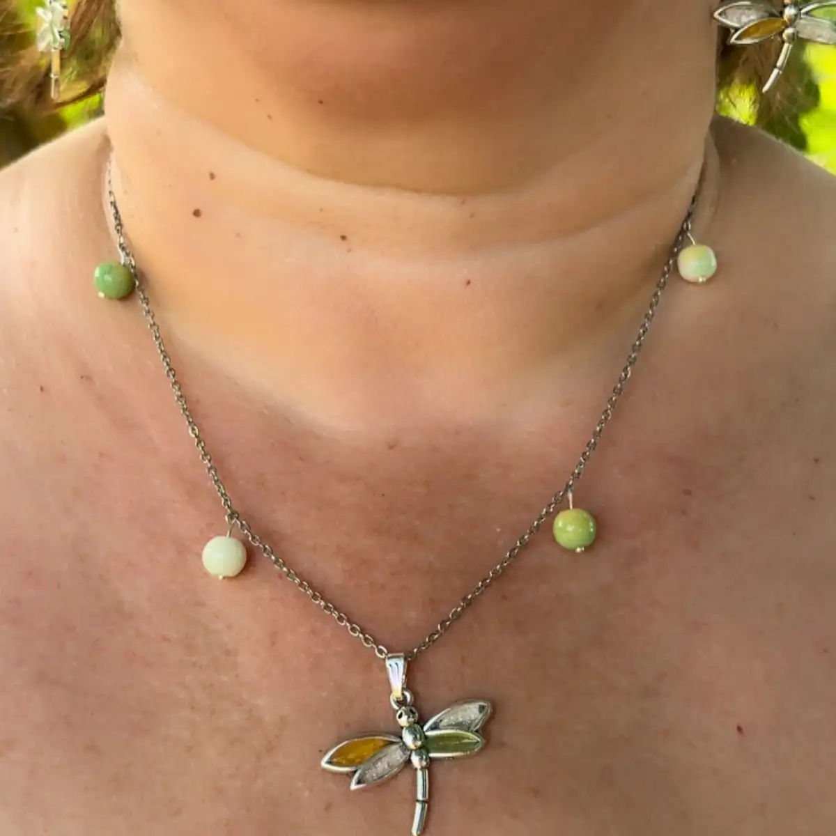 Collier artisanale "libellules des jardins" en résine simili cuir et perles