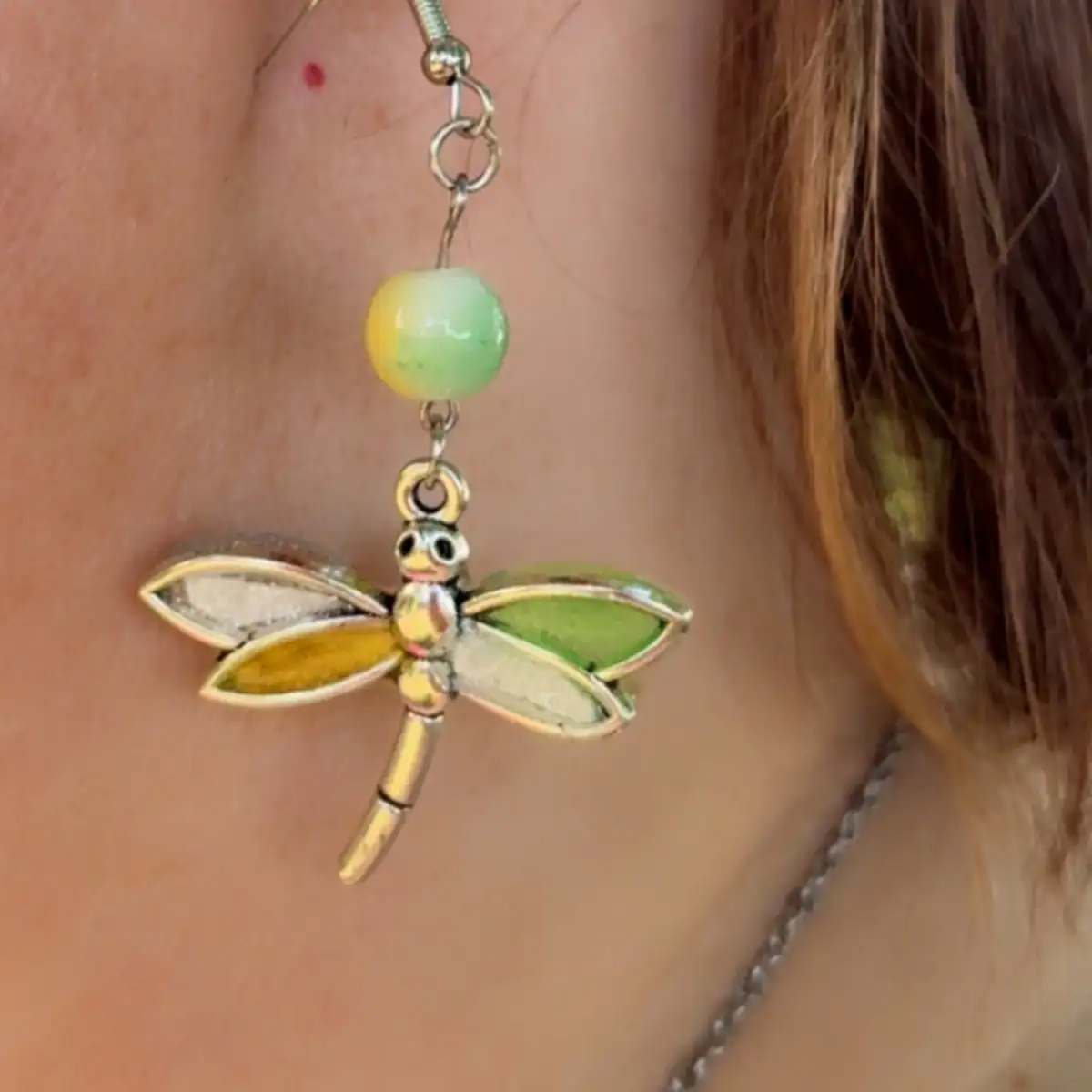 Boucles d'oreilles artisanales "libellules des jardins" en résine, simili cui et perles