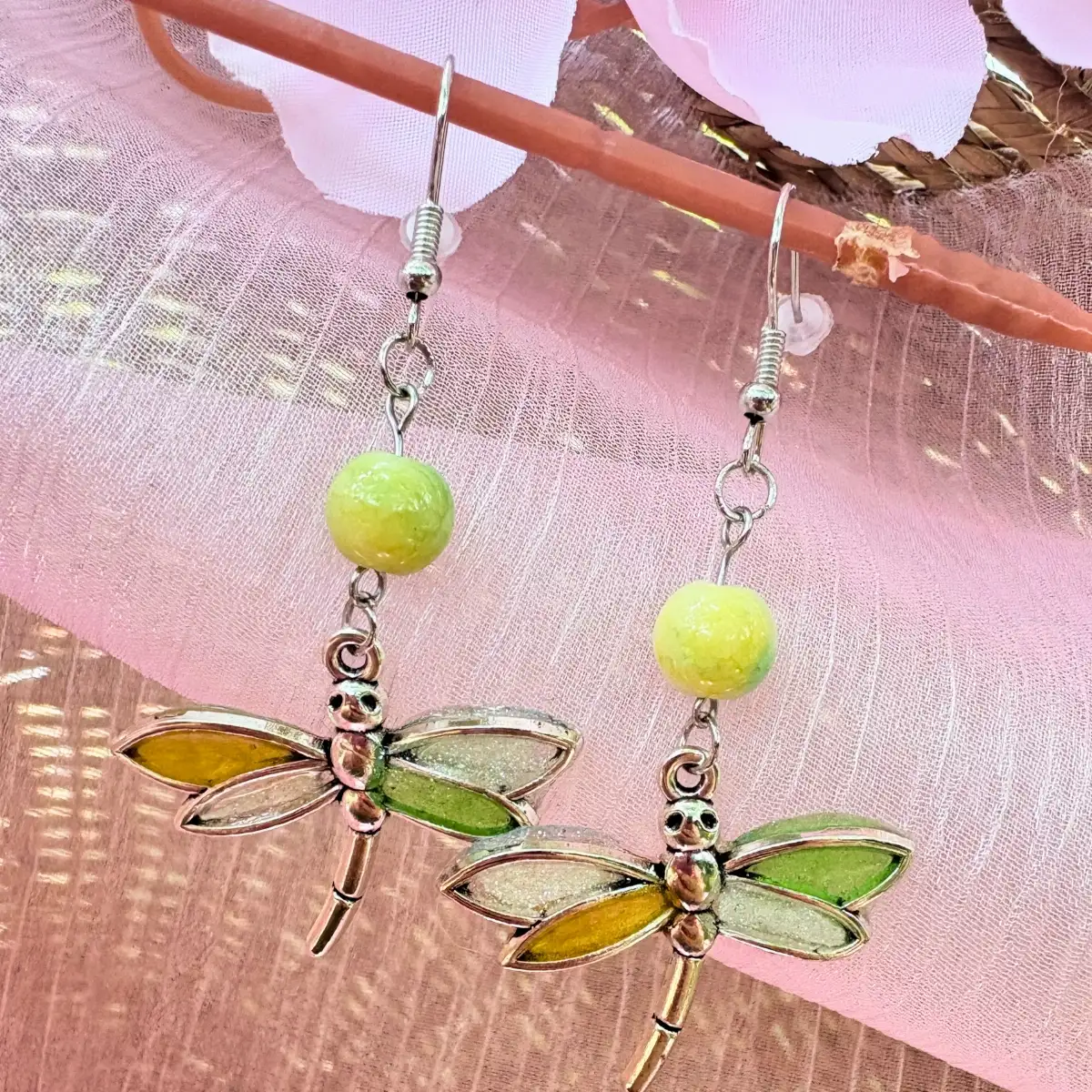 Boucles d'oreilles artisanales "libellules des jardins" en résine, simili cui et perles