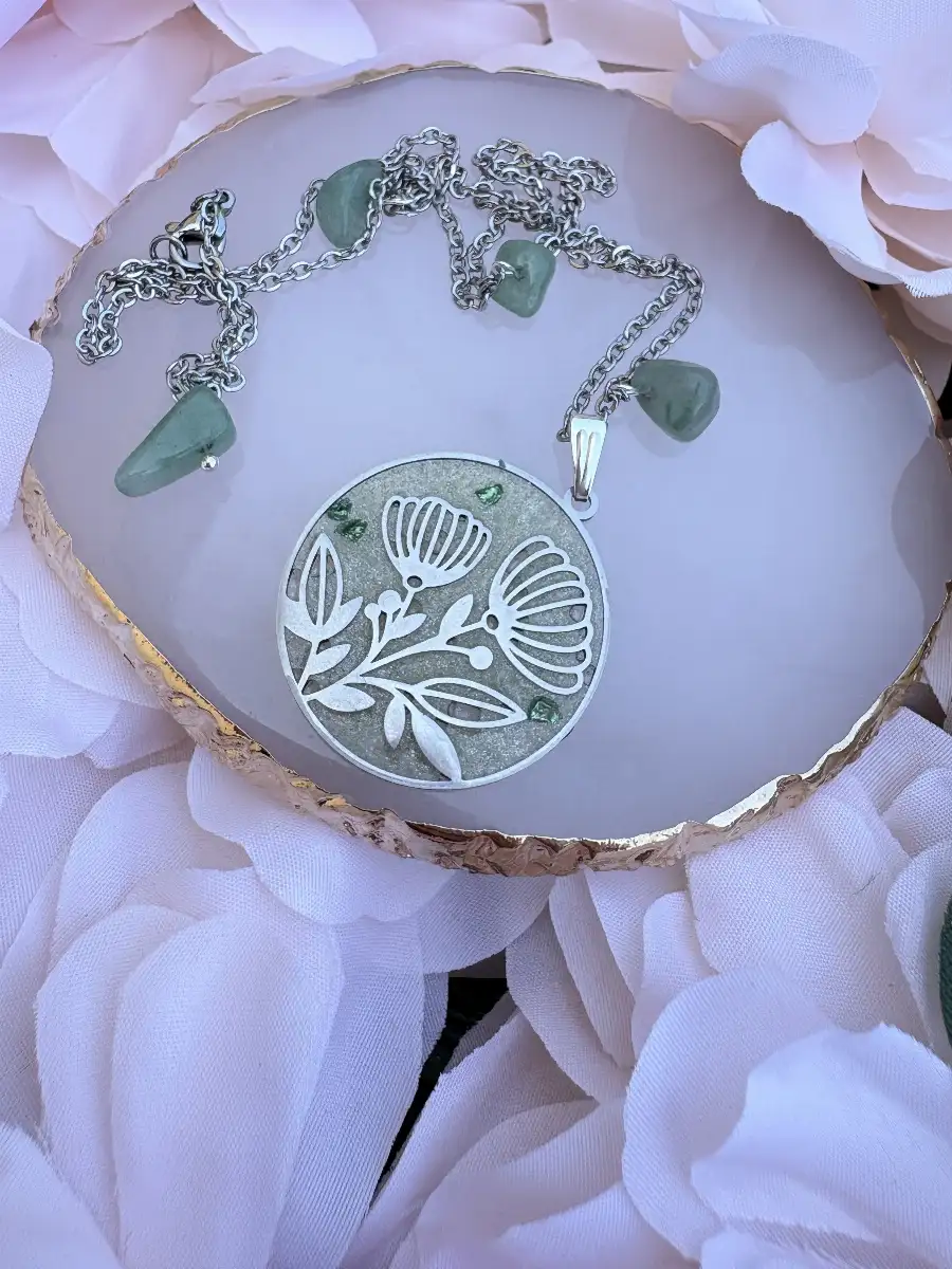 Collier artisanal "eclat botanique" en résine et perles aventurite