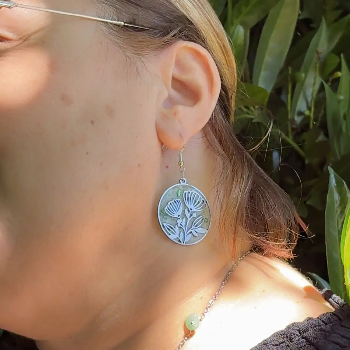 Boucles d'oreilles arisanales "eclat botanique" en résine