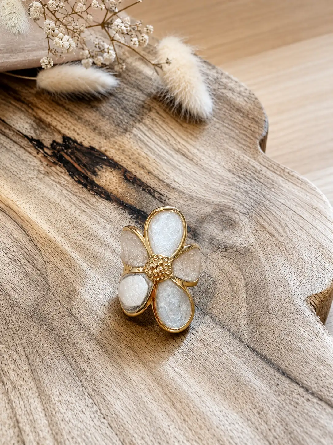 Bague artisanale "fleur nacré " en résine et simili cuir