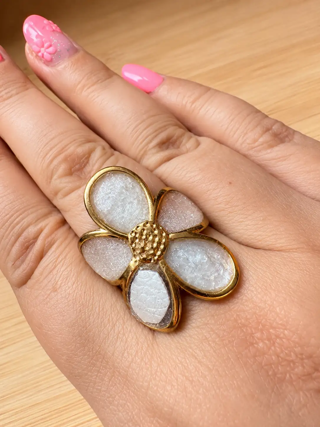 Bague artisanale "fleur nacré " en résine et simili cuir