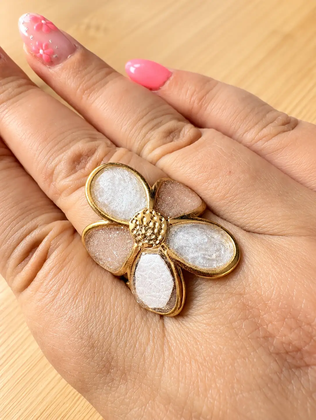 Bague artisanale "fleur nacré " en résine et simili cuir