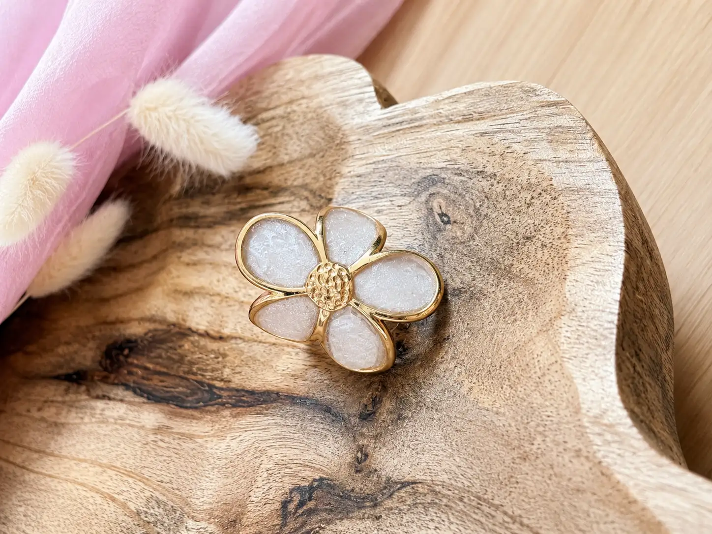 Bague artisanale "fleur nacré " en résine et simili cuir
