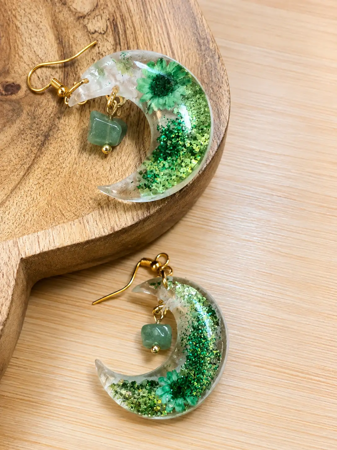 Boucles d’oreilles artisanales Croissants de Lune – Résine, Simili cuir vert et perle