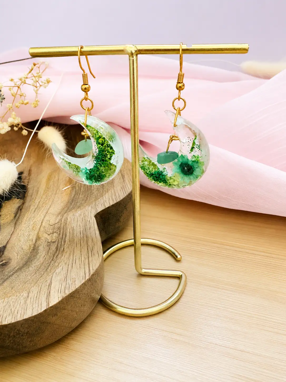 Boucles d’oreilles artisanales Croissants de Lune – Résine, Simili cuir vert et perle