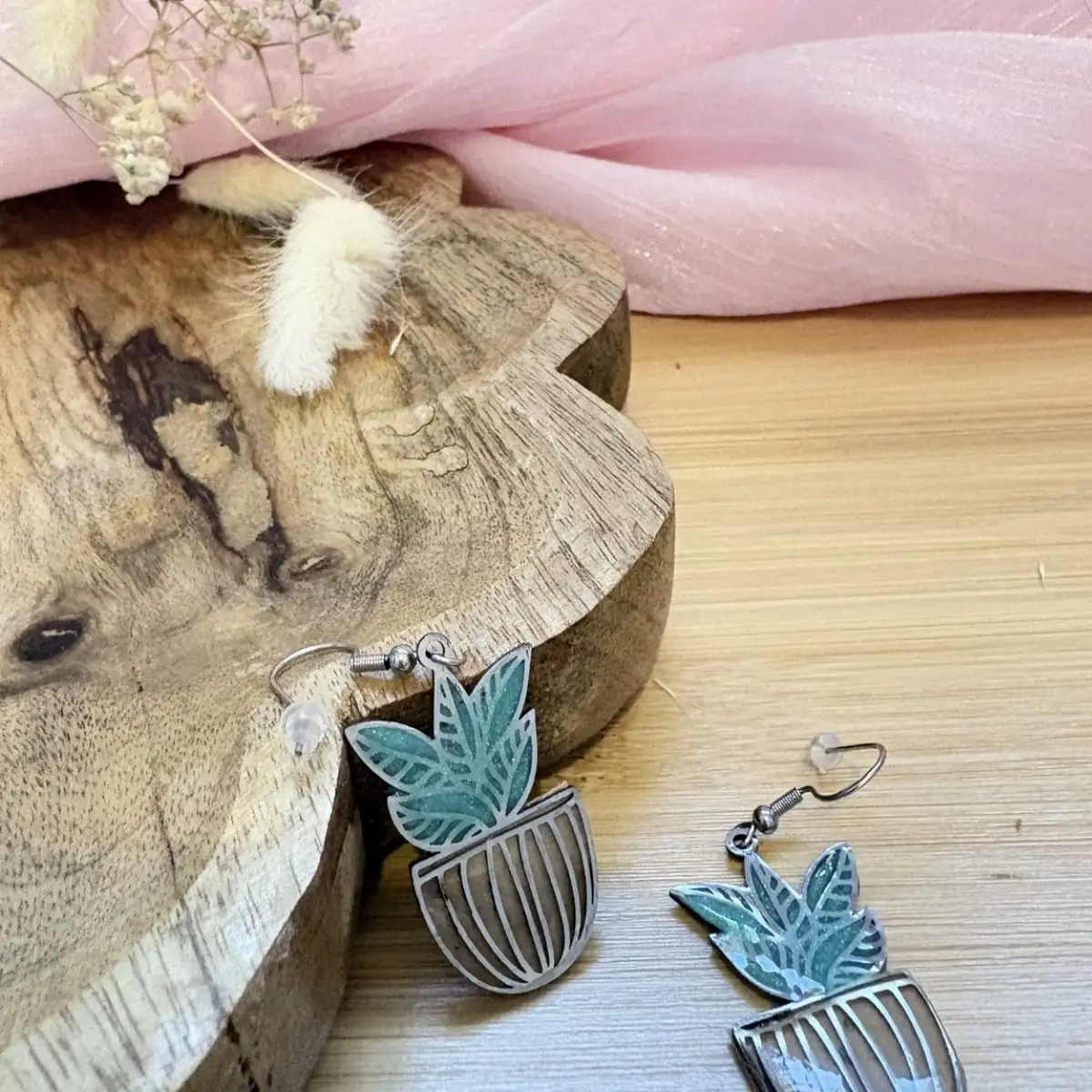 Boucles d'oreilles artisanales cactus caramel en résine et similicuir
