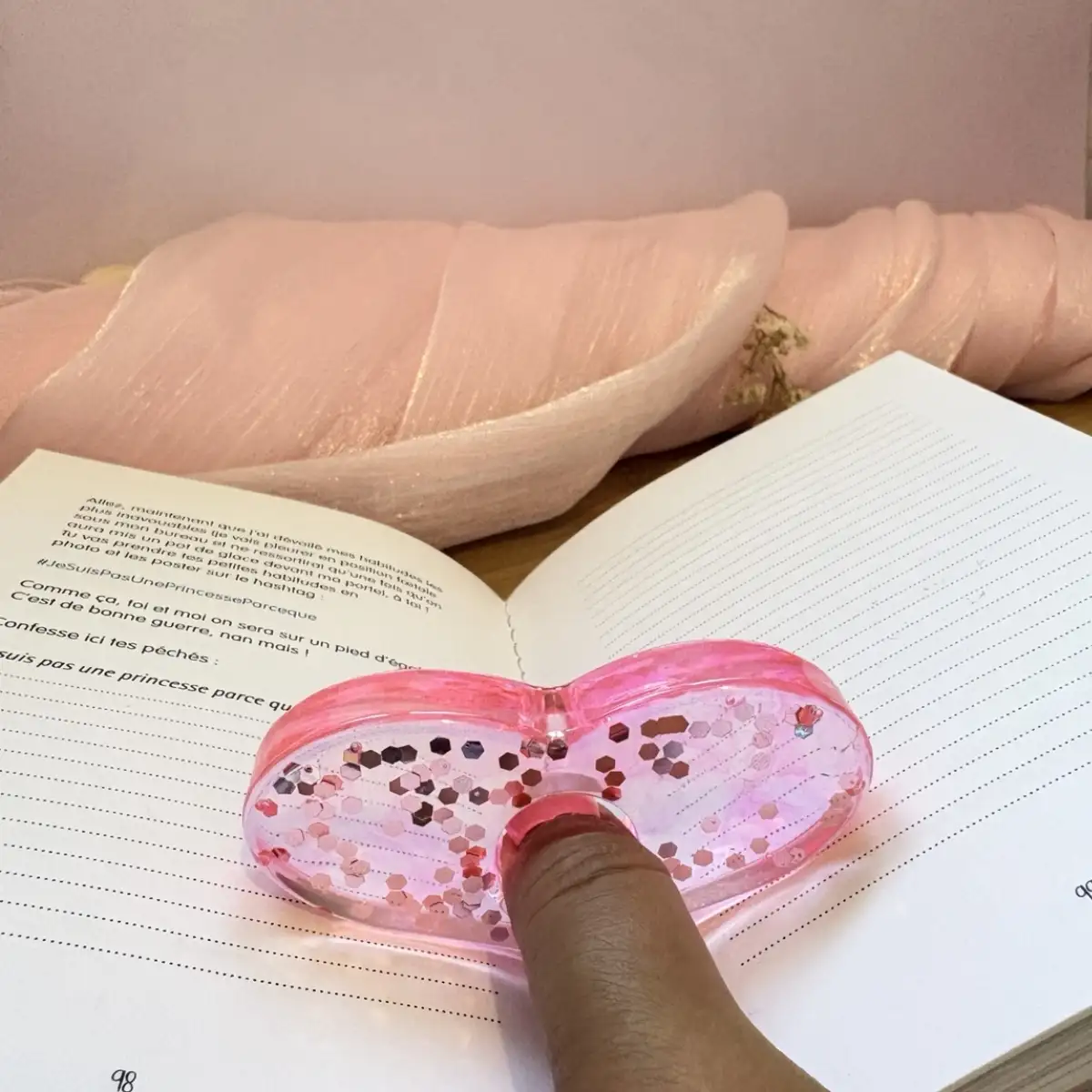 Bague de lecture artisanale en résine « Parenthèse Rosée » ??
