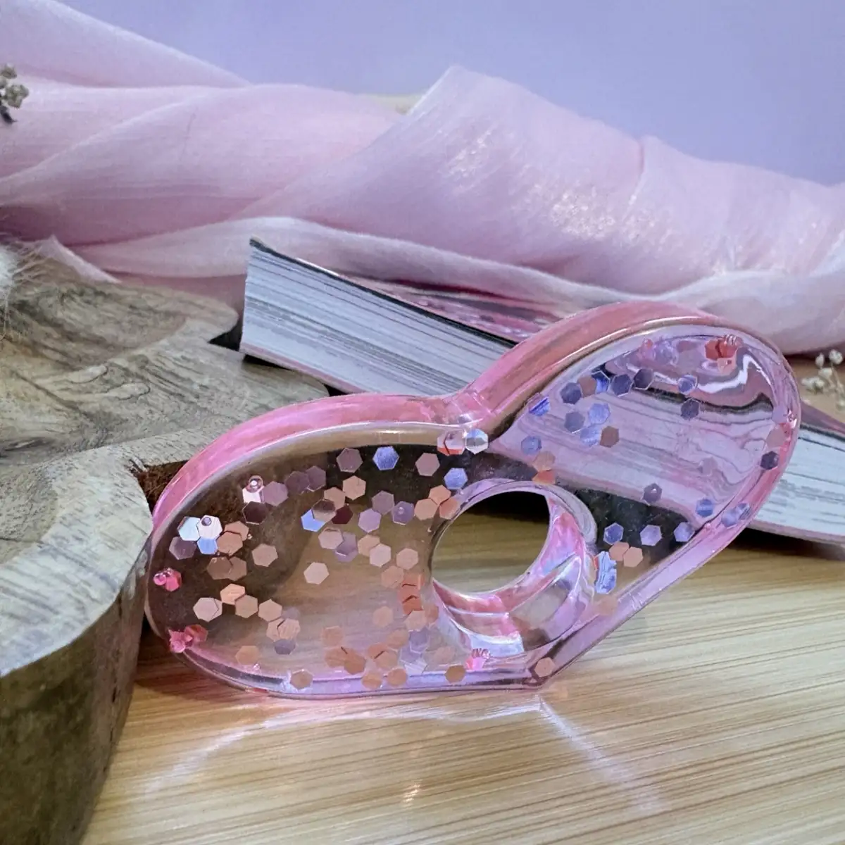 Bague de lecture artisanale en résine « Parenthèse Rosée » ??