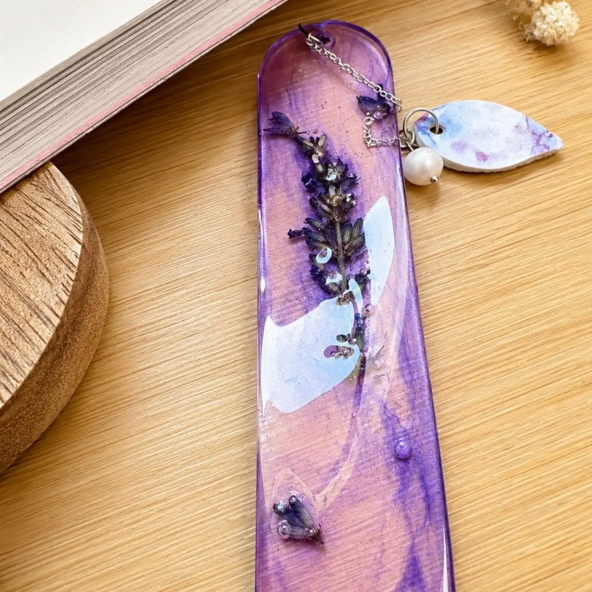 ? Marque-page artisanale en résine et fleus naturelle sechée « Jardin de Lavande »