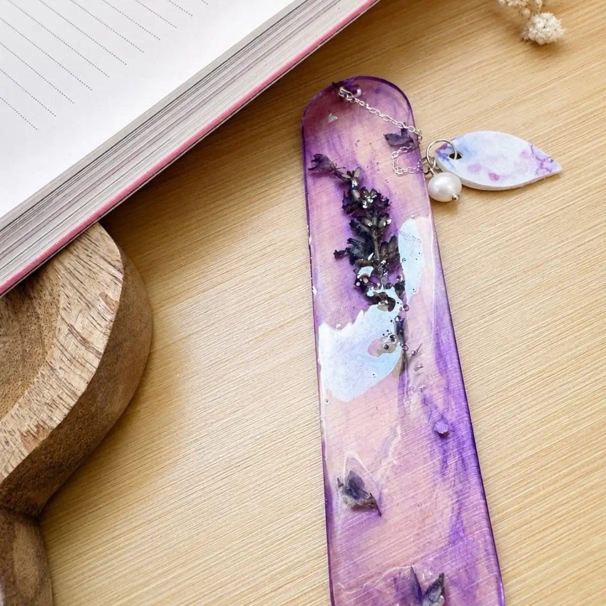 ? Marque-page artisanale en résine et fleus naturelle sechée « Jardin de Lavande »