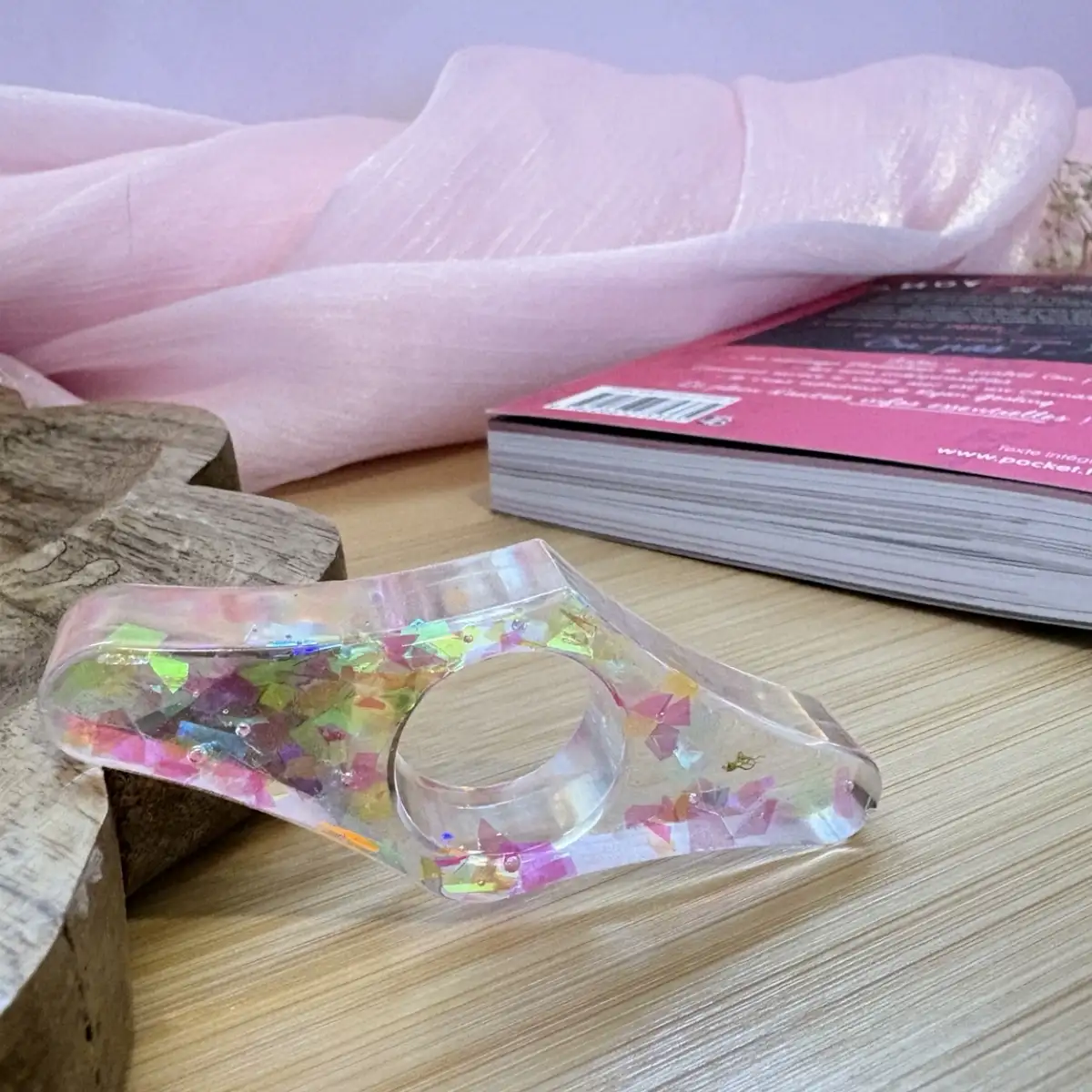 ✨ Bague de lecture artisanale en résine « Éclat d’Arc-en-Ciel »