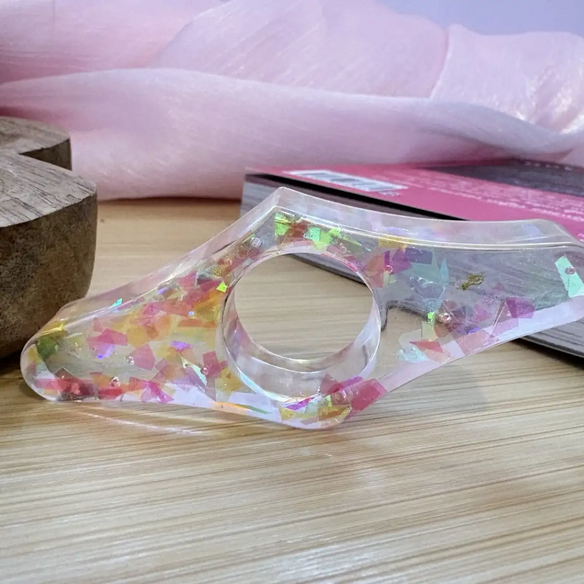 ✨ Bague de lecture artisanale en résine « Éclat d’Arc-en-Ciel »