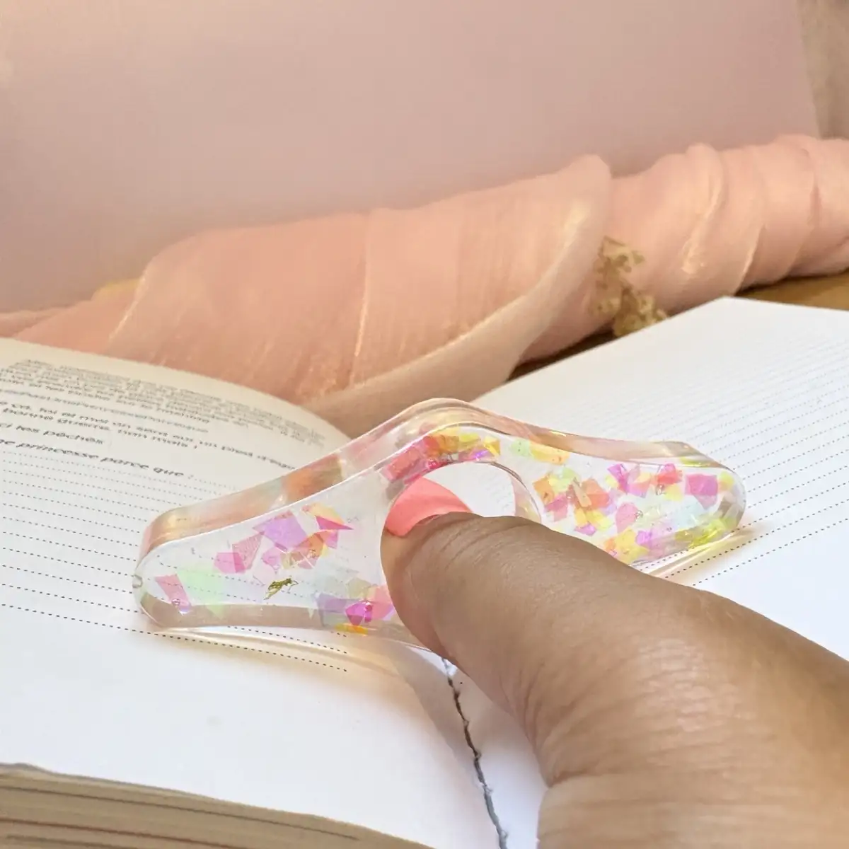 ✨ Bague de lecture artisanale en résine « Éclat d’Arc-en-Ciel »