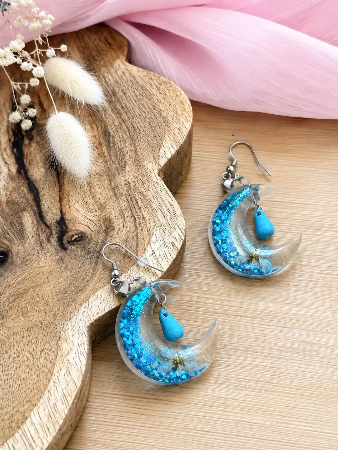 Boucles d’oreilles artisanales en résine et similicuir bleu "Croissant de Lune "