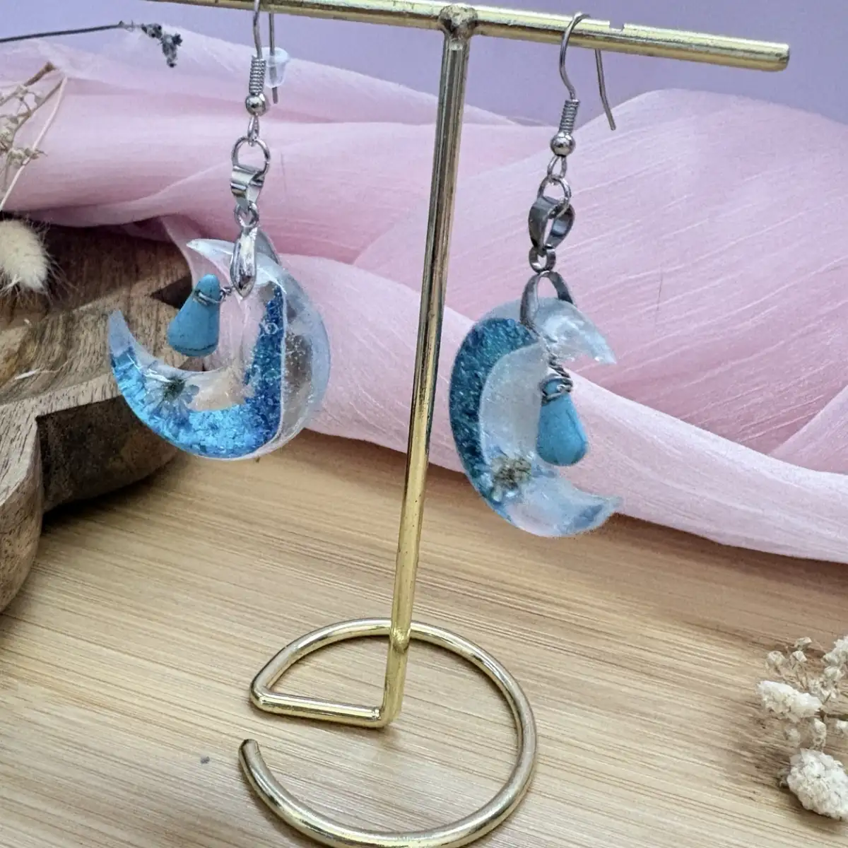 Boucles d’oreilles artisanales en résine et similicuir bleu "Croissant de Lune "