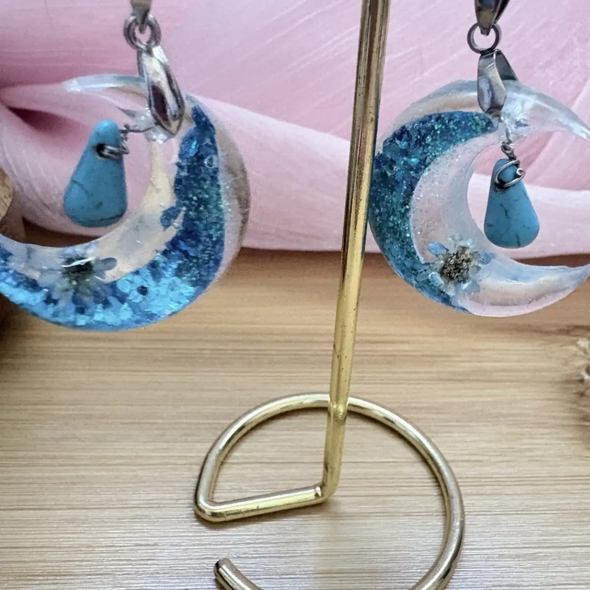 Boucles d’oreilles artisanales en résine et similicuir bleu "Croissant de Lune "