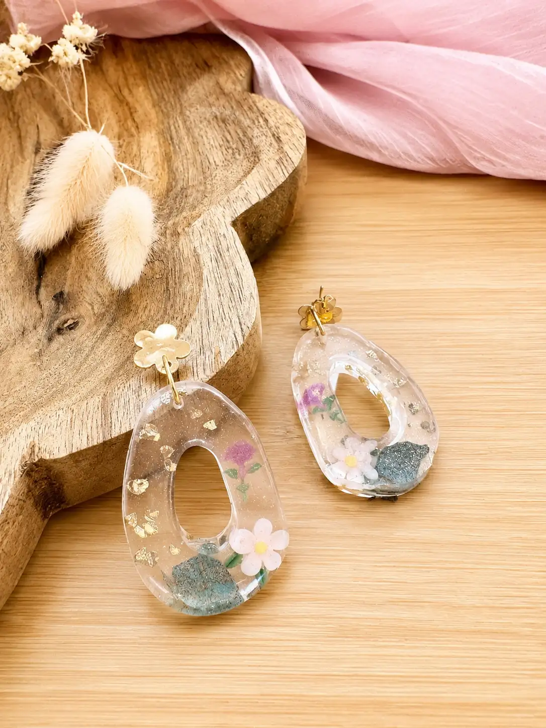 Boucles d'oreilles artisanales en résine et simili "rêverie fleurie"