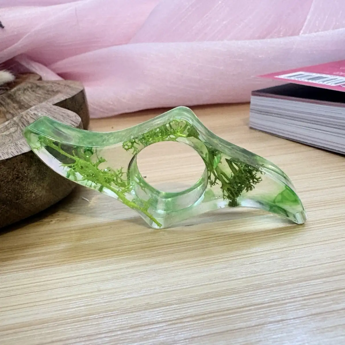 Bague de lecture artisanale en résine "Ecrin de mousse"