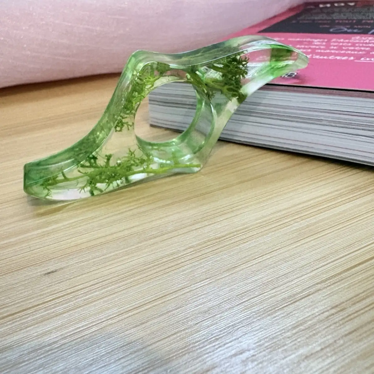 Bague de lecture artisanale en résine "Ecrin de mousse"